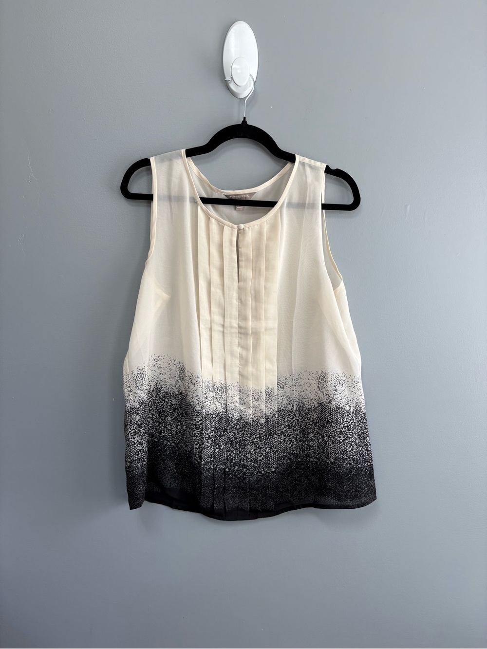 Banana Republic Cream Black Ombre Pleated Sleeveless Blouse Button Neck Top Sz L